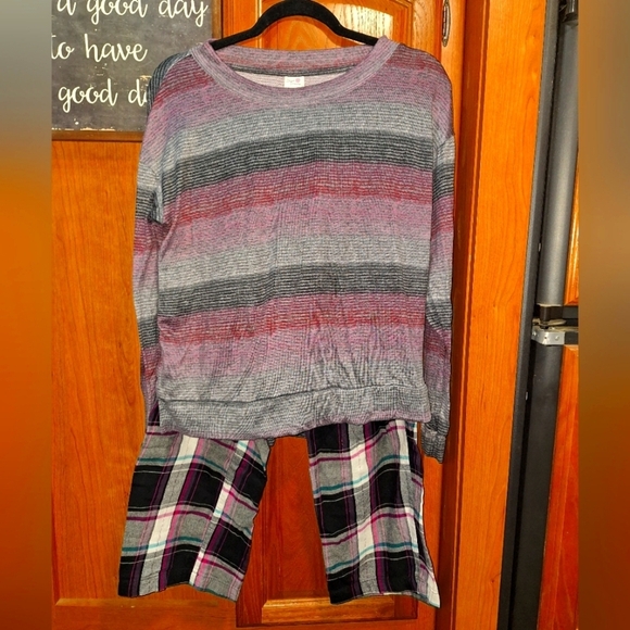 A Secret Treasures long sleeve pajama set in a size 4-6. Pre-loved in good shape - Picture 1 of 12